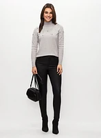 Pull à perles et cristaux et jean noir étroit