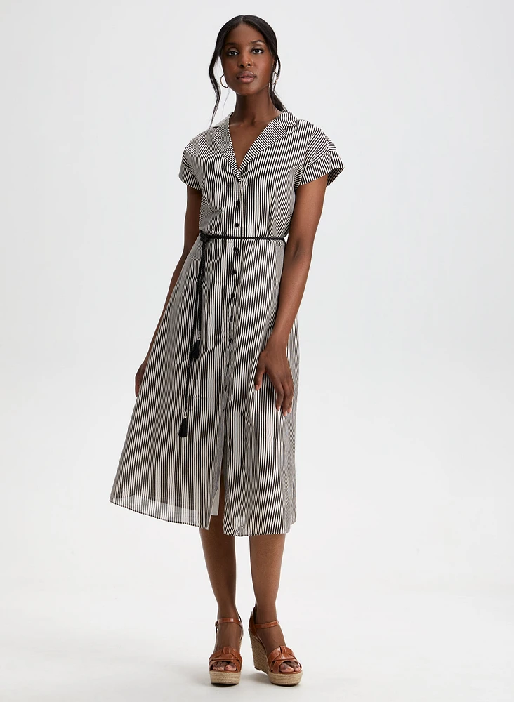 Robe rayée à boutons et ceinture