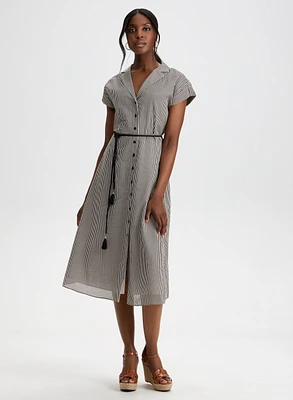 Robe rayée à boutons et ceinture