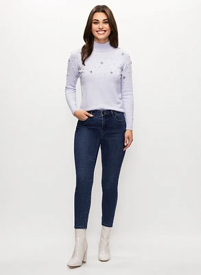 Pull à perles et cristaux et jean bleu étroit