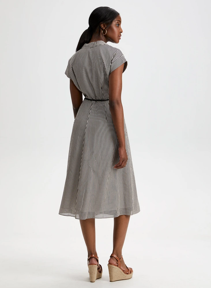 Robe rayée à boutons et ceinture