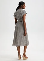Robe rayée à boutons et ceinture