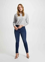 Pull à cristaux et perles et jean étroit