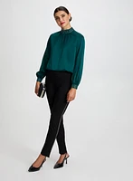 Haut satiné et pantalon à bandes décoratives