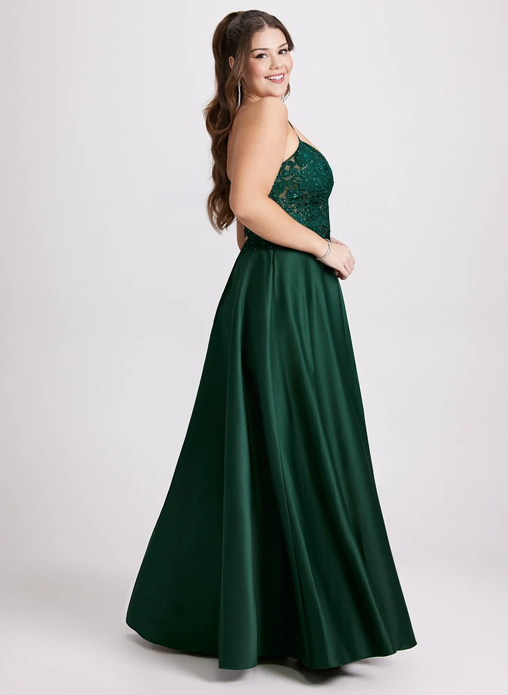 Robe satinée à paillettes et broderies