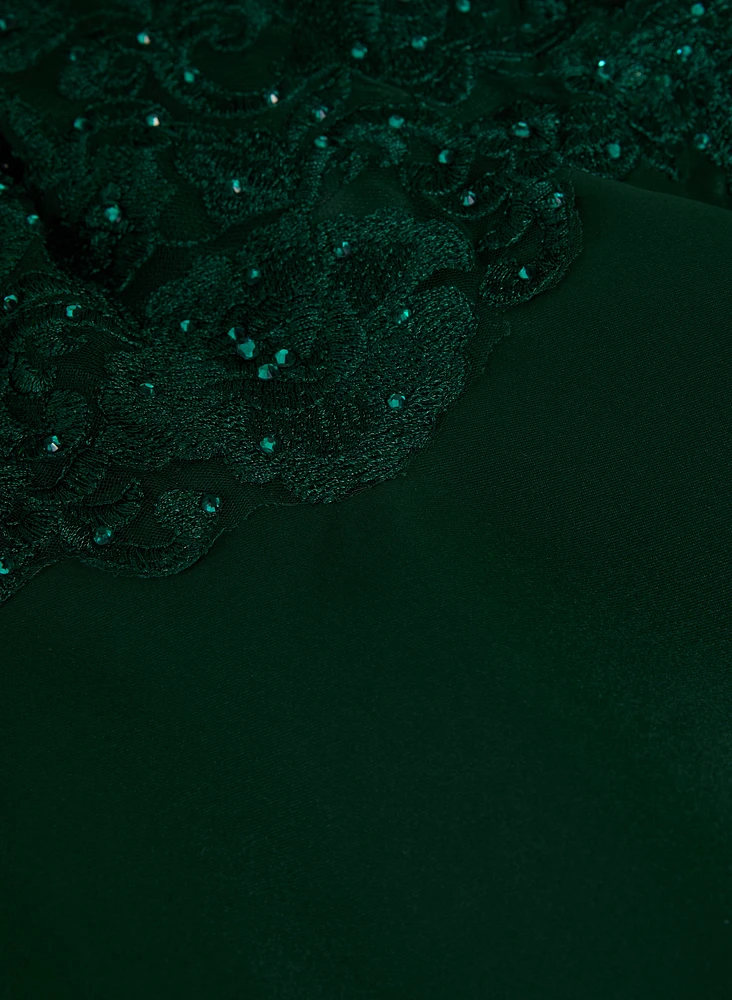 Robe satinée à paillettes et broderies