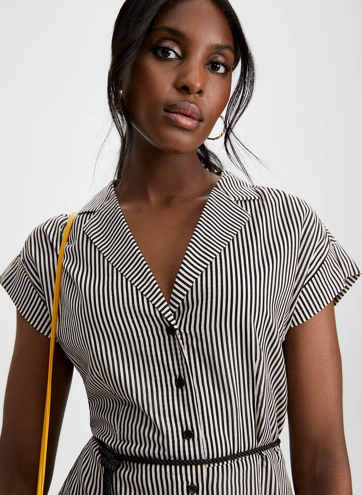 Robe rayée à boutons et ceinture