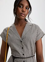 Robe rayée à boutons et ceinture