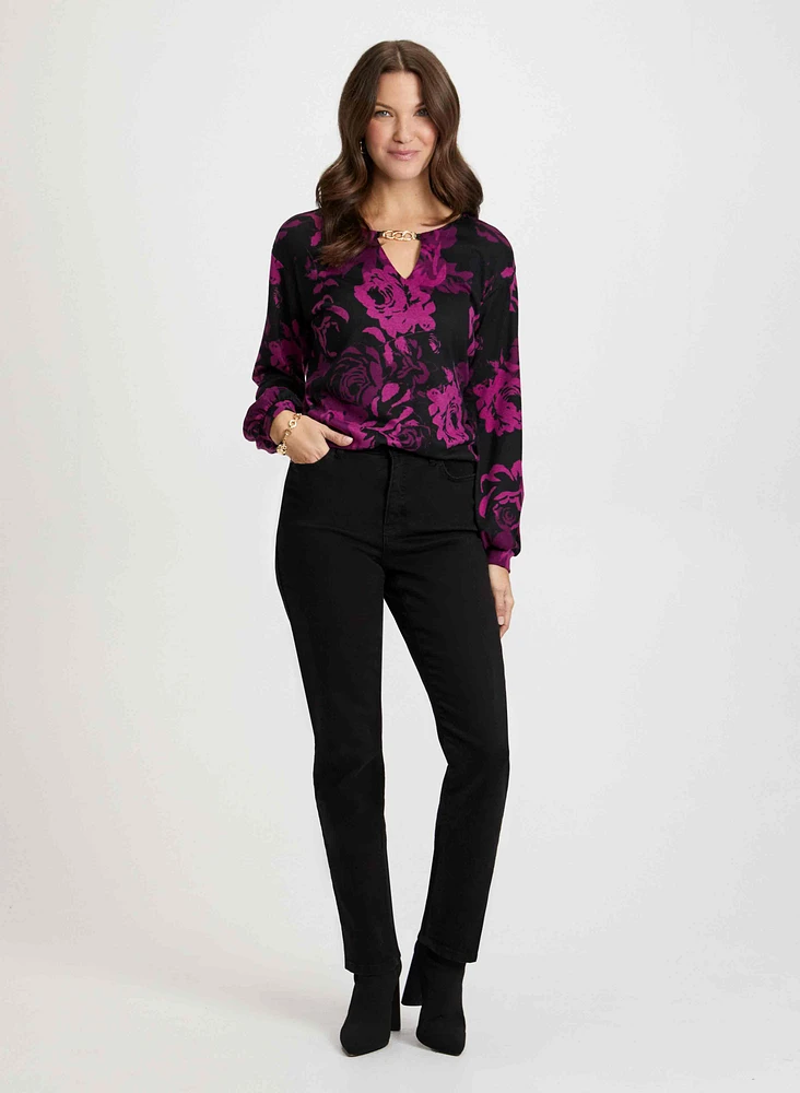 Haut à motif floral et col ornementé et jean noir droit