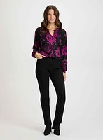 Haut à motif floral et col ornementé et jean noir droit