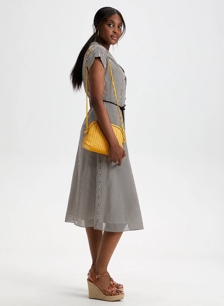 Robe rayée à boutons et ceinture