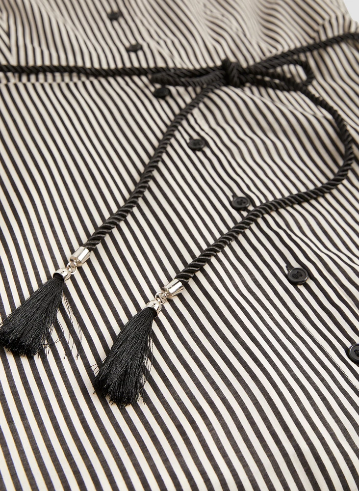 Robe rayée à boutons et ceinture