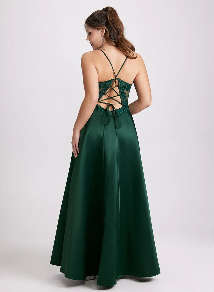 Robe satinée à paillettes et broderies