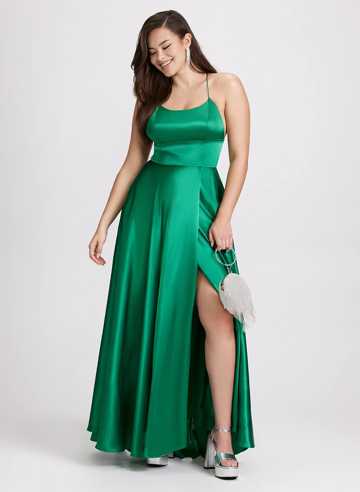 Robe longue satinée avec laçage au dos