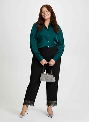 Chemisier satiné et pantalon en dentelle et perles