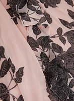 Robe fleurie à épaules dénudées