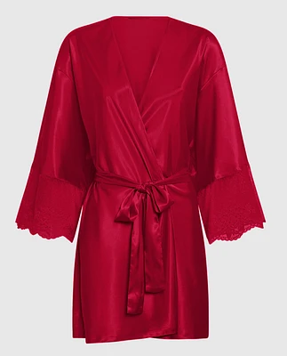 Peignoir en satin avec manche garnie de dentelle rouge cosmo