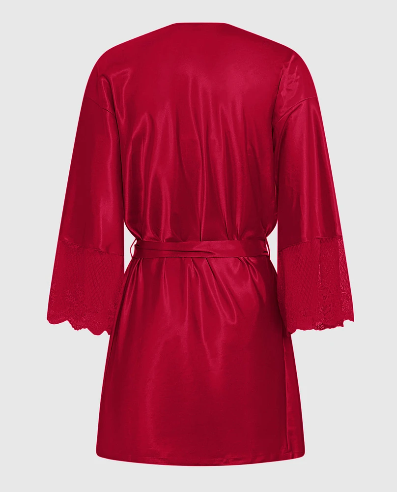 Peignoir en satin avec manche garnie de dentelle rouge cosmo