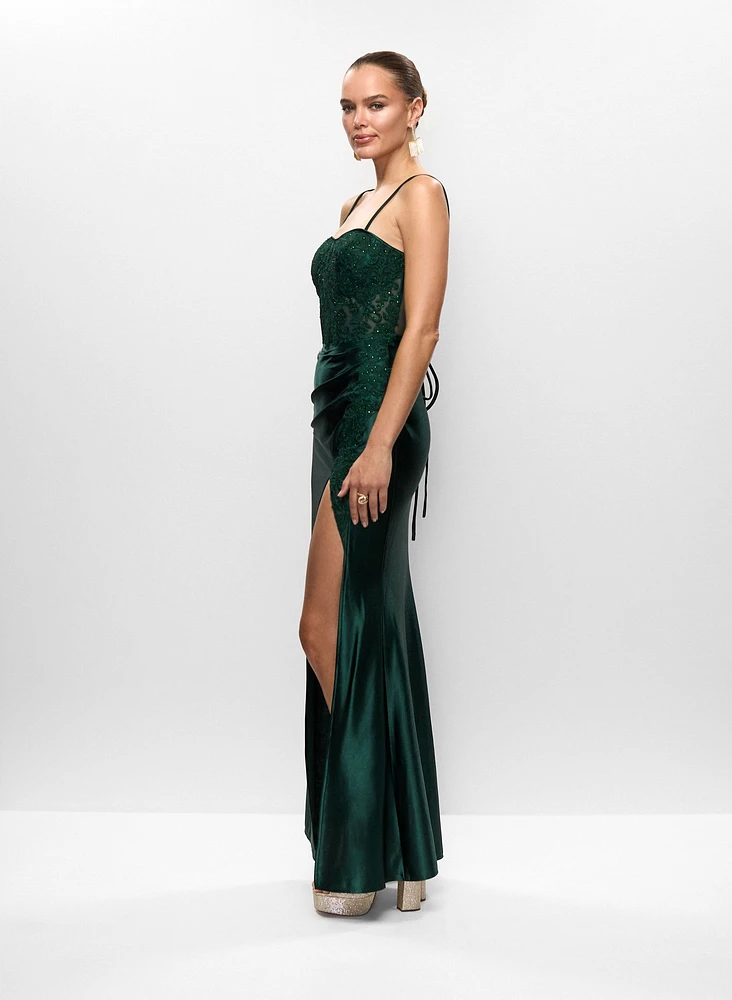Robe lacée au dos avec broderies