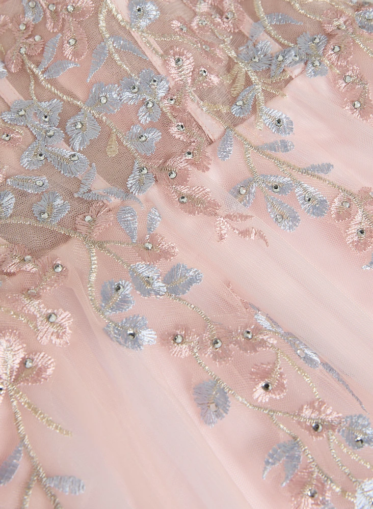 Robe à broderies florales et billes