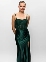 Robe lacée au dos avec broderies