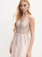 Robe à broderies florales et billes