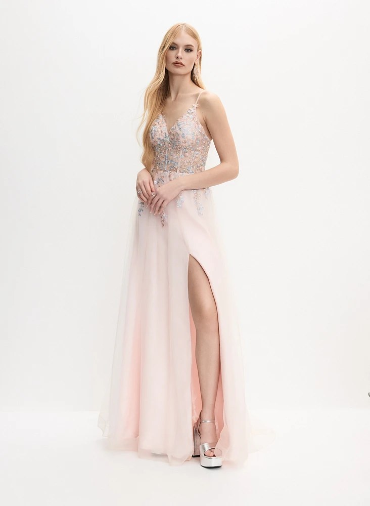Robe à broderies florales et billes