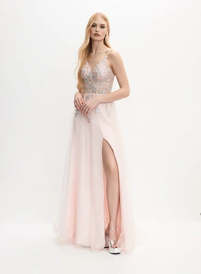 Robe à broderies florales et billes