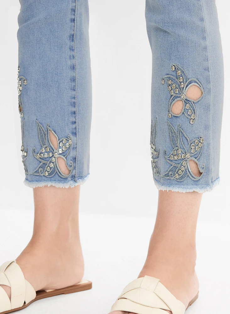 Capri en denim à broderies florales