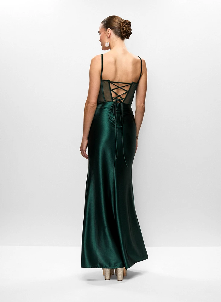 Robe lacée au dos avec broderies