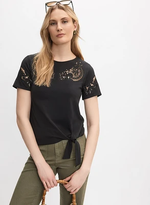 T-shirt à broderies et découpes