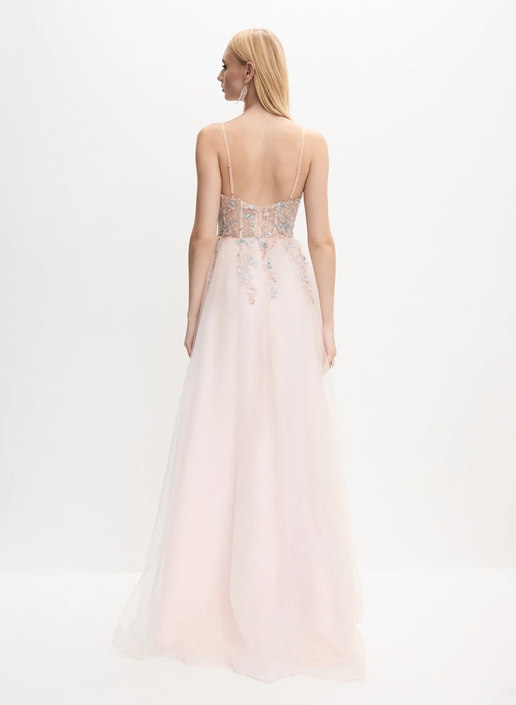 Robe à broderies florales et billes
