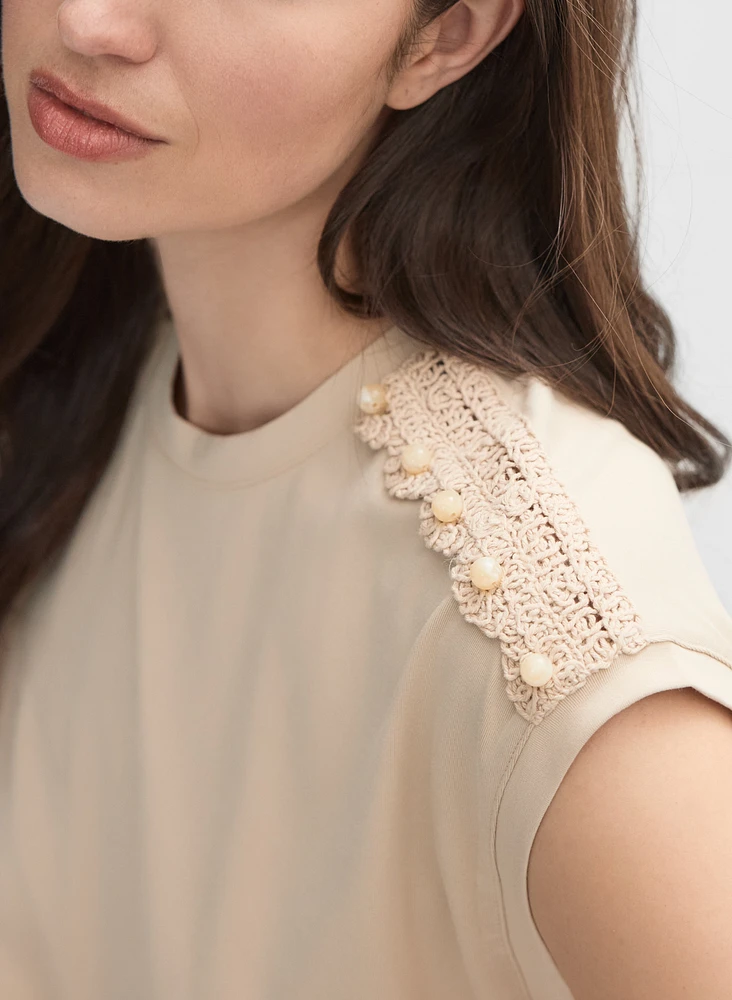 Haut à détail en crochet