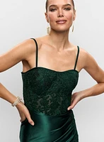 Robe lacée au dos avec broderies