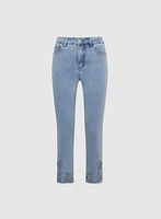 Capri en denim à broderies florales