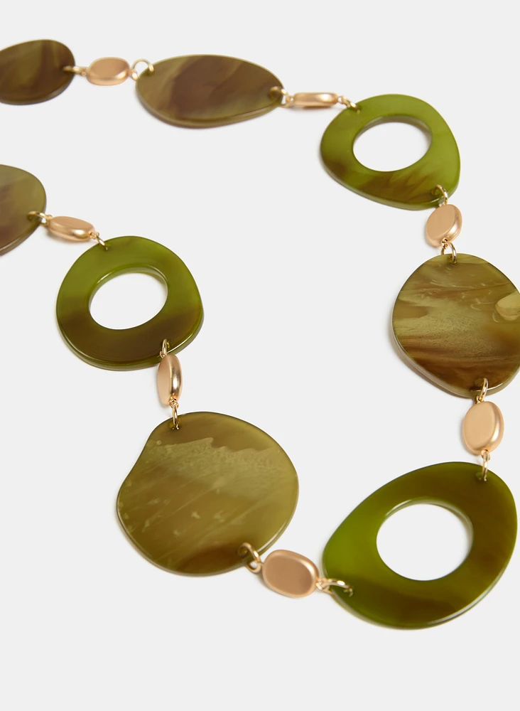 Collier long à billes en résine