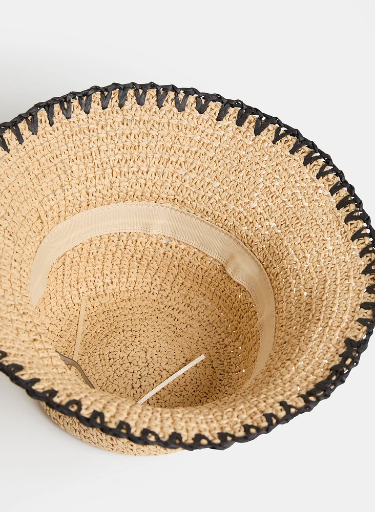 Chapeau cloche en paille crochetée
