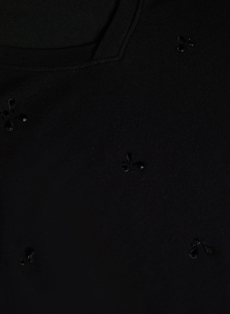 T-shirt à manches volants et pierres