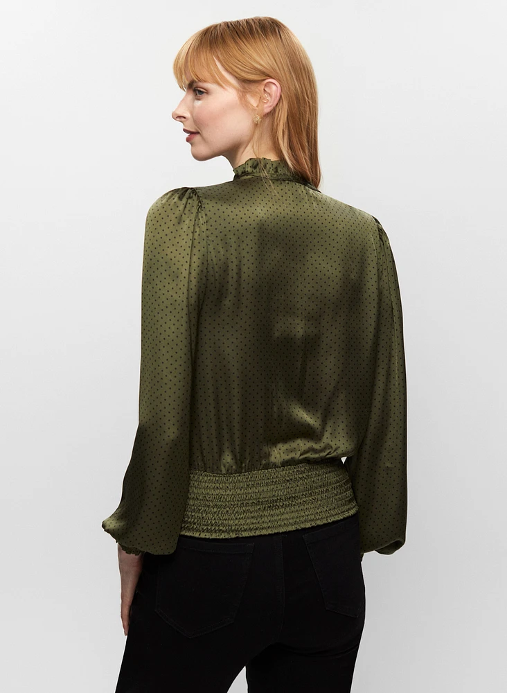 Haut satiné à pois et détails froncés