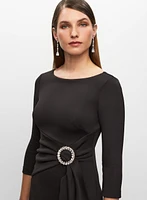 Robe drapée avec boucle à la taille