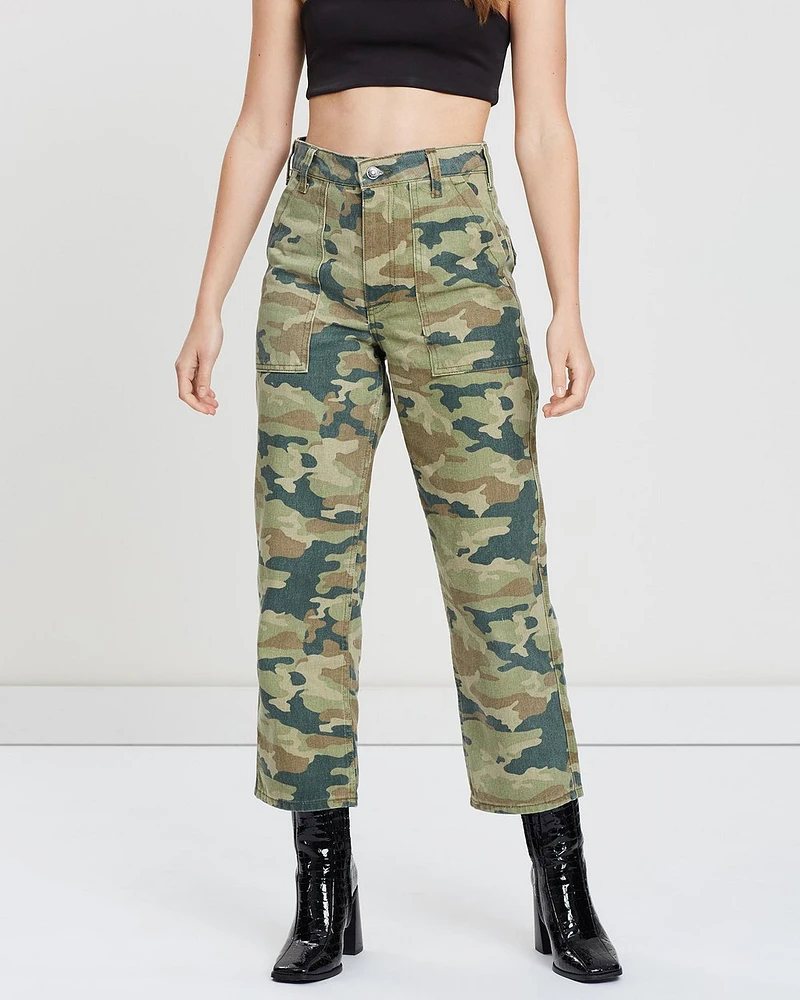 FREE PEOPLE: REMY CAMO CROPPED PANTS