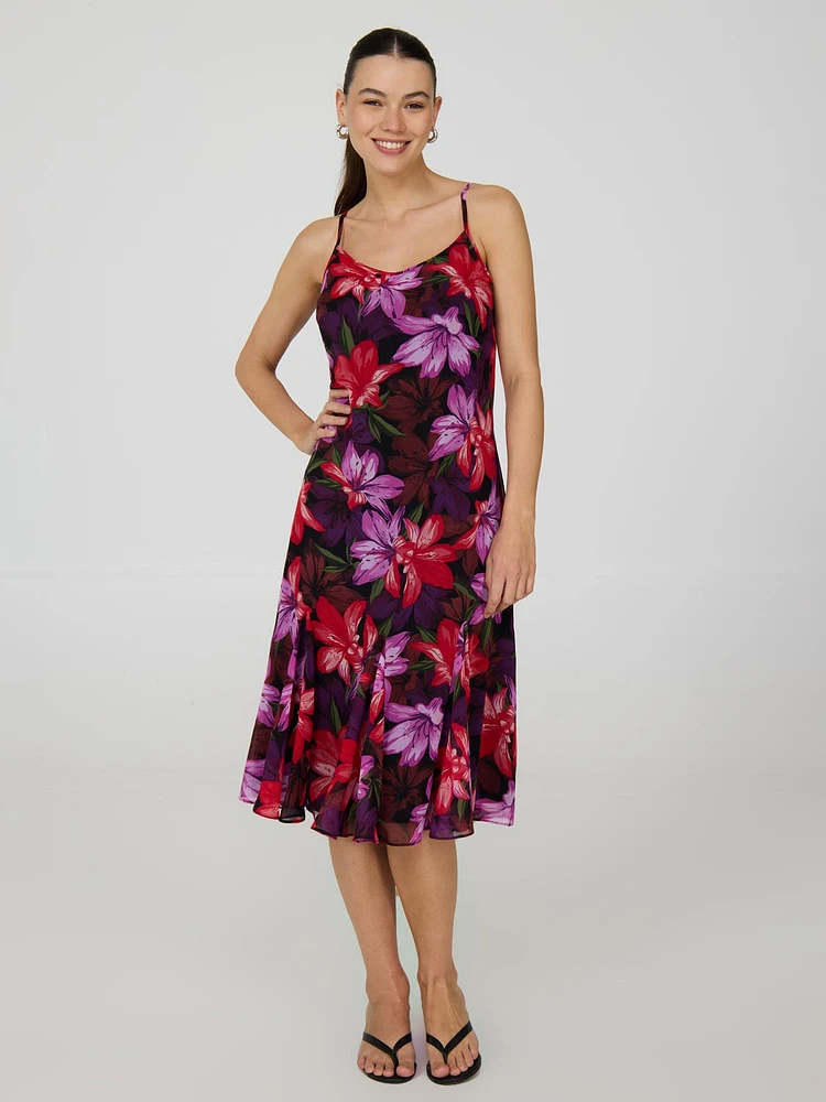 Robe mi-longue en mousseline à bretelles fines et motif floral