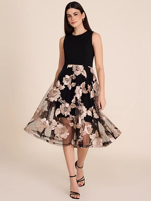Robe midi ajustée et évasée avec jupe en maille fleurie