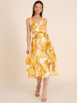 Robe fleurie mi-longue à coupe ajustée et évasée