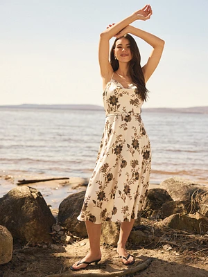 Robe mi-longue en satin fleuri à col drapé