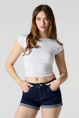 Short remonte-fesses mi-taille en denim délavé foncé
