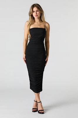 Robe midi moulante en filet ruché