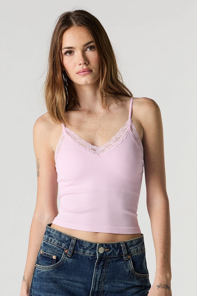Camisole côtelée sans couture avec encolure en V, liséré de dentelle et bonnets intégrés