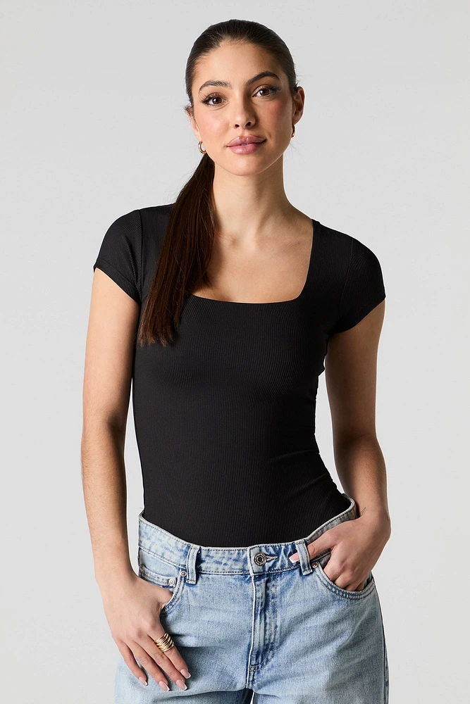 Maillot côtelé à manches courtes avec encolure carrée