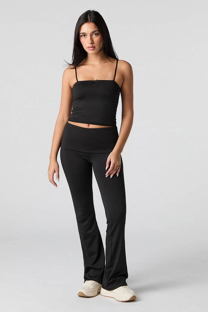 Pantalon profilé à jambe évasée avec taille pliée
